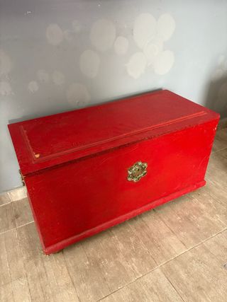 Baúl de madera rojo con detalles