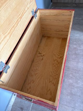 Baúl de madera rojo con detalles