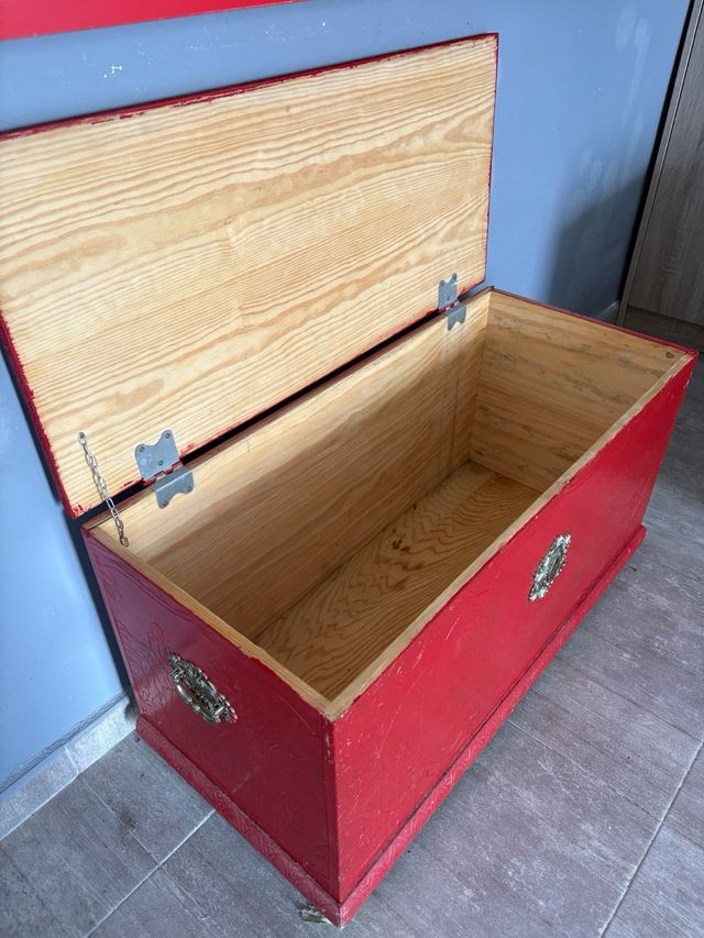 Baúl de madera rojo con detalles