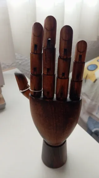 Mano de madera articulada
