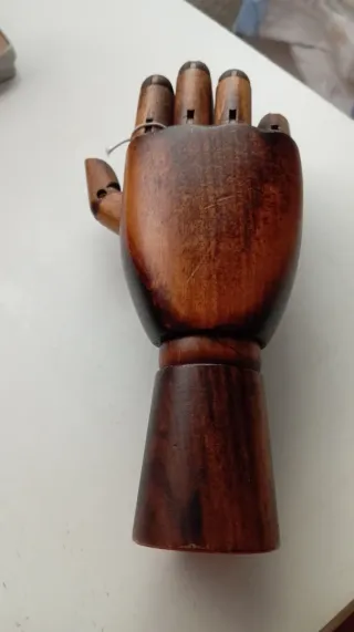 Mano de madera articulada