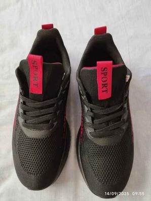Zapatillas deportivas negras y rojas