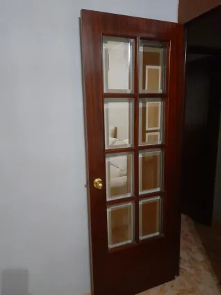 Puerta de madera con cristal