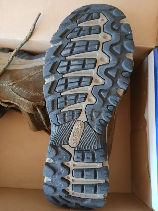 Botas de montaña marrones y verdes. Trekking