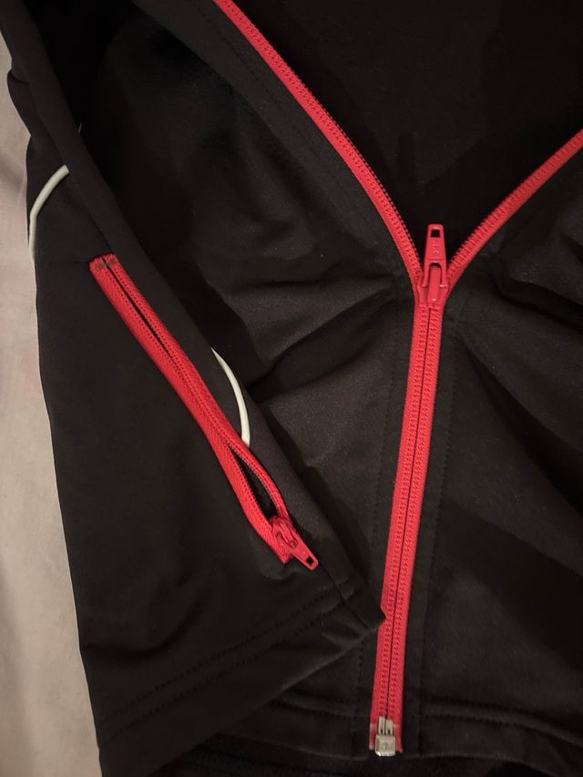 Sudadera deportiva mujer negra y roja