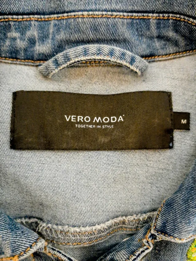 Cazadora vaquera VERO MODA con parches