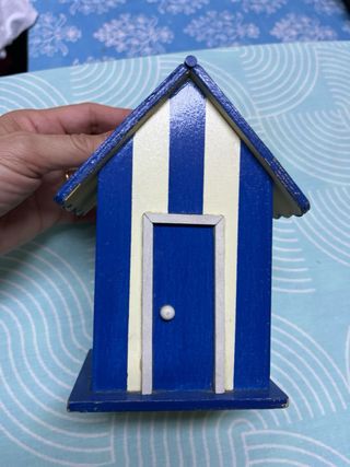 Casinha de madeira decorativa azul e branca