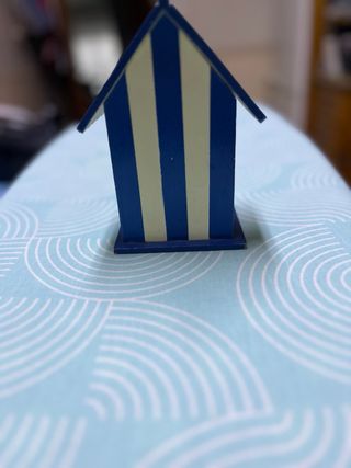 Casinha de madeira decorativa azul e branca