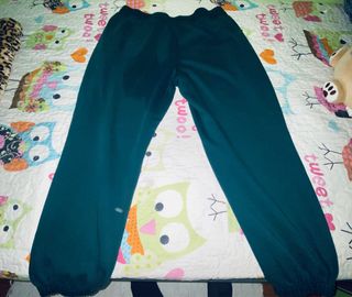 Pantalón de chándal color verde oscuro