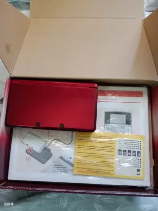 Nintendo 3DS Roja en caja
