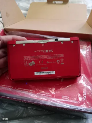 Nintendo 3DS Roja en caja