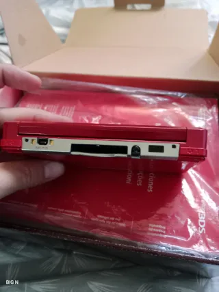 Nintendo 3DS Roja en caja