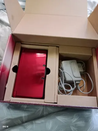 Nintendo 3DS Roja en caja