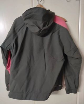 Anorak verde kaki y fucsia