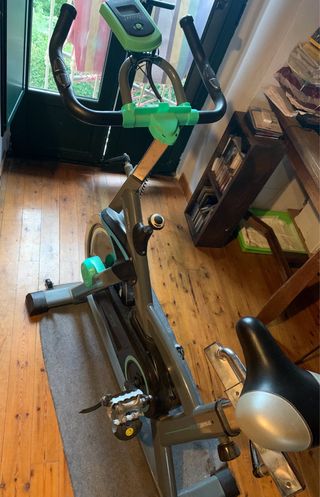 Bicicleta Estática Gris y Verde