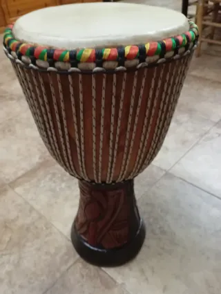 Tambor TAM TAM
Altura 70cm, diámetro 40cm.