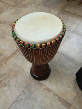 Tambor TAM TAM
Altura 70cm, diámetro 40cm.