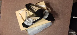 Zapatos de tacón Menbur negros y dorados