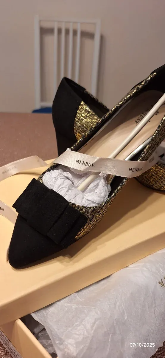 Zapatos de tacón Menbur negros y dorados