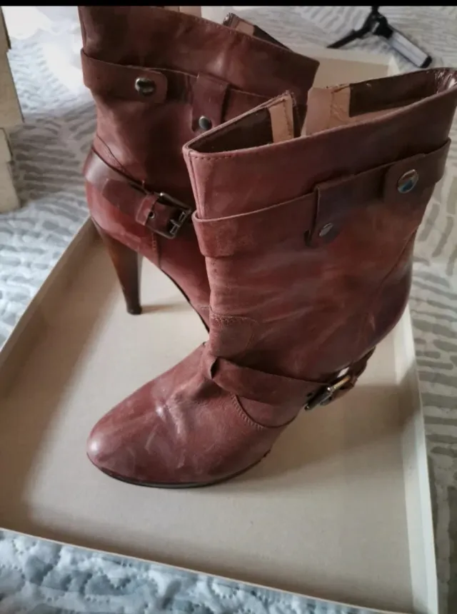 Botas de tacón de piel marrón