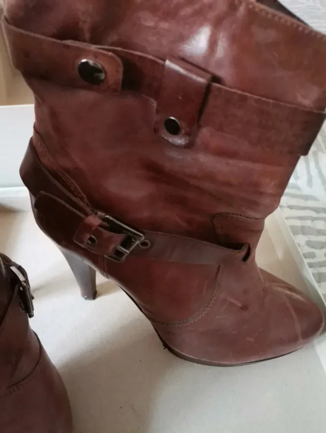 Botas de tacón de piel marrón