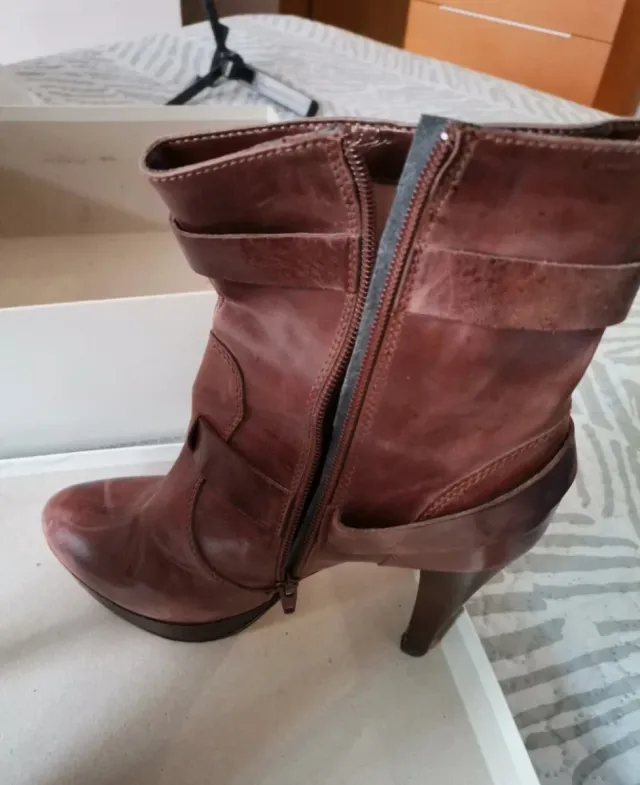 Botas de tacón de piel marrón