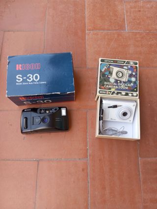 Pacchetto fotocamere Ricoh S-30 e zoom digitale 8X