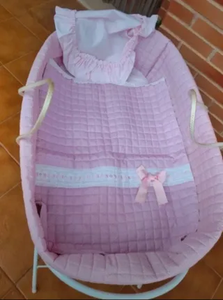 Cuna de mimbre o moises