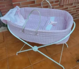 Cuna de mimbre o moises