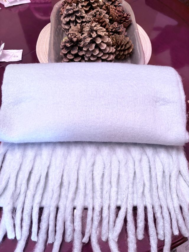 Bufanda lila tacto angora y lana es grande y suave