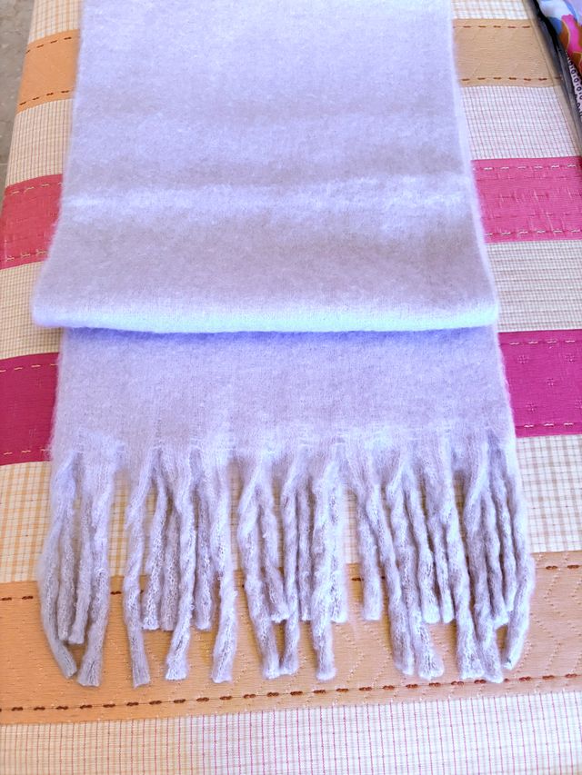 Bufanda lila tacto angora y lana es grande y suave