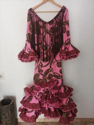 Traje de flamenca rosa con volantes