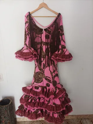 Traje de flamenca rosa con volantes