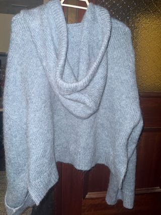 Jersey Zara gris azulado con una puestacon capucha