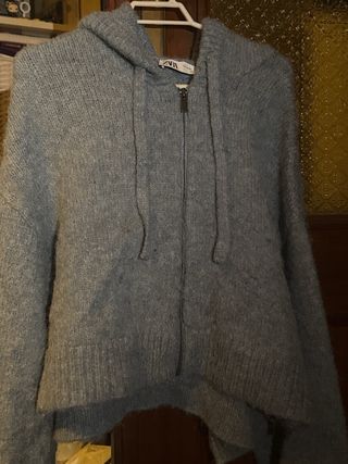 Jersey Zara gris azulado con una puestacon capucha