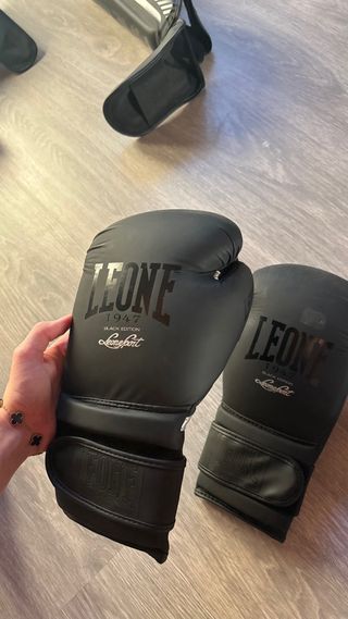 Guantes y espinilleras boxeo Leone