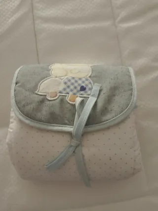 Bolso canastilla, cambiador y manta con 2 dou dou