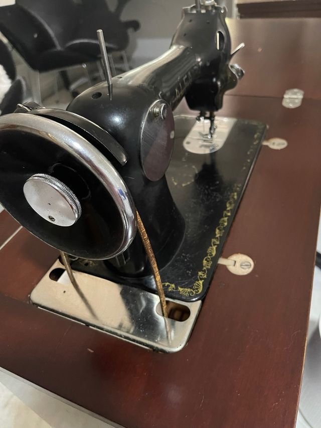 Máquina de coser Alfa antigua URGE
