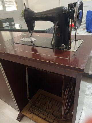 Máquina de coser Alfa antigua