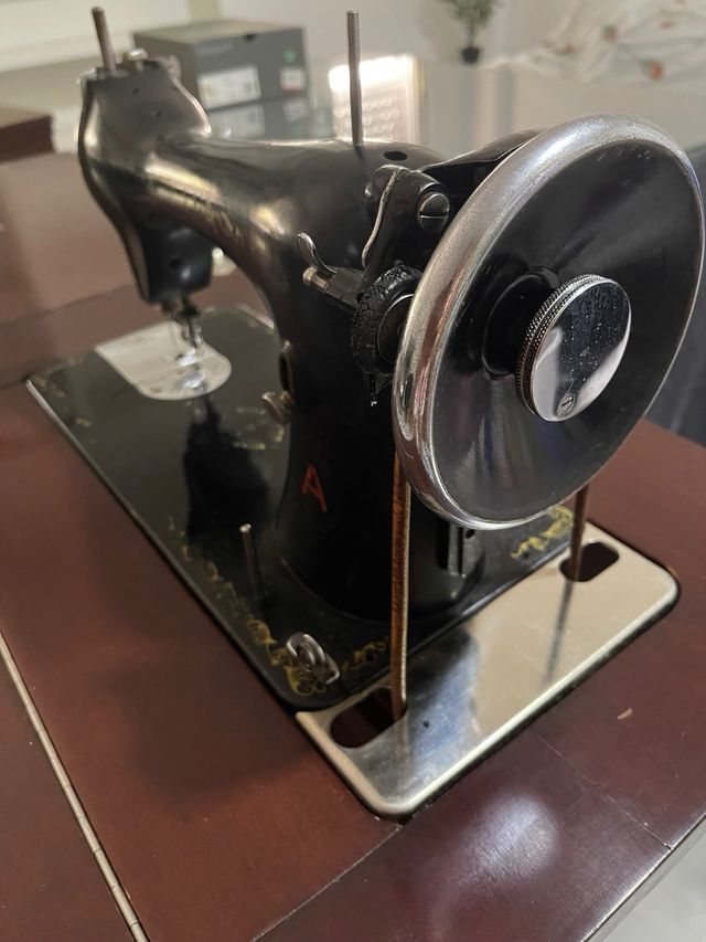 Máquina de coser Alfa antigua URGE