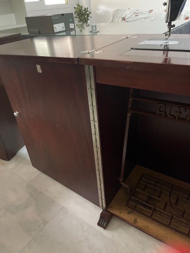 Máquina de coser Alfa antigua URGE