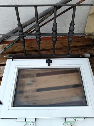 Ventana con reja de hierro