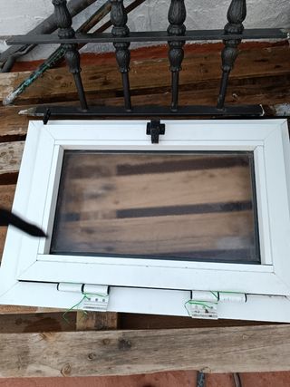 Ventana con reja de hierro