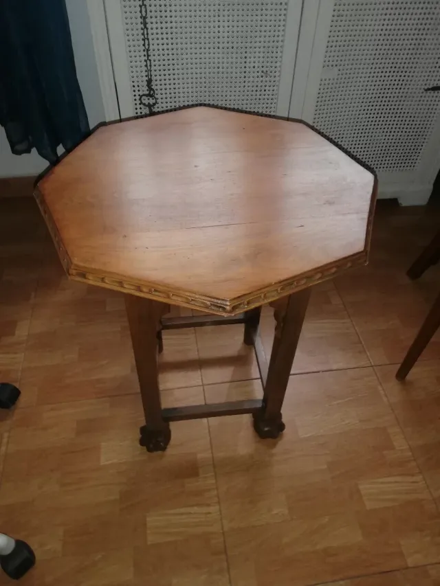 Mesa octogonal de madera. Antigua.