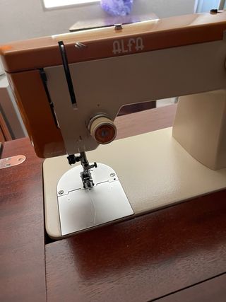 Máquina de coser Alfa beige y marrón