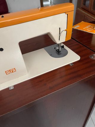 Máquina de coser Alfa beige y marrón