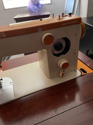 Máquina de coser Alfa beige y marrón