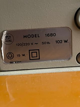 Máquina de coser Alfa beige y marrón