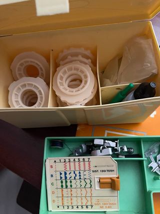 Máquina de coser Alfa beige y marrón