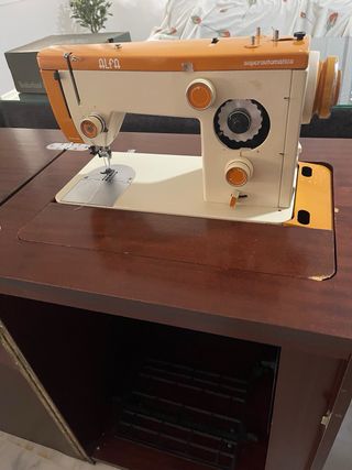 Máquina de coser Alfa beige y marrón